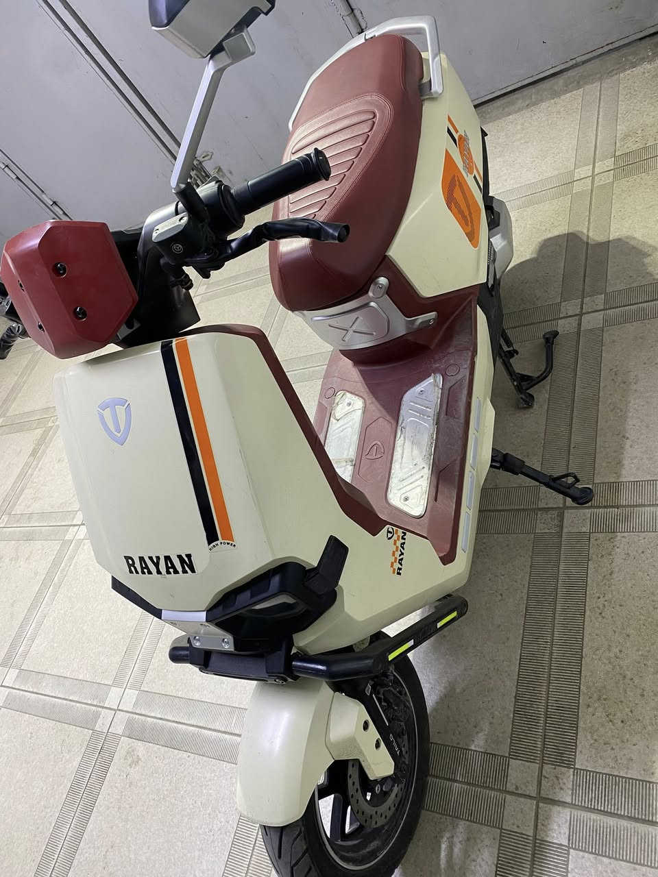 السلام عليكم
دراجه شحن من شركه تالج الريان وحش الكون لون مميز vip
موديل 26  بعدها جديده ماشيه ٩٠٠ فقط  كلشي بيها شغال بطاريات بحاله ممتازه ٦ بطاريات كرافين تمشيك 70 الى 75 كيلو بالشحنه الوحده  بصمتين مانع انزلاق abs
كير 3 نمر نضام مانع سرقه تشغيل عن بعد بيها P ونضام الرجوع للخلف R 
سعرها مليون وخمسين الف قفل  
للاستفسار ***********
مكاني اعظميه او مدينه
