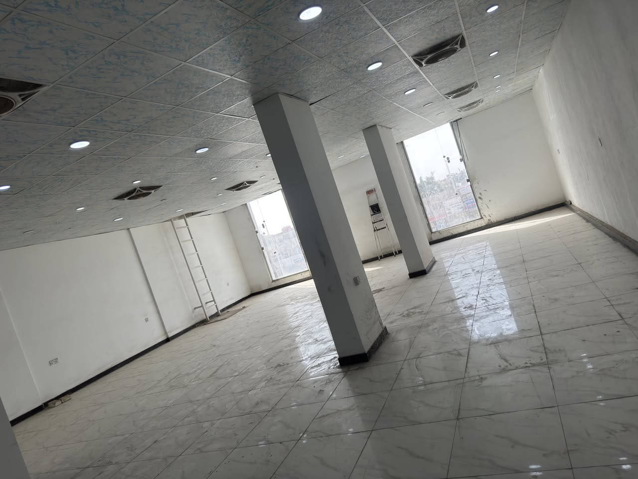 السلام عليكم طابق لليجار ٣٠٠ م العنوان جميله قرب فلكه ٨٣ شركة قنديل بغداد طابق ثاني يوجد سلم و مصعد 
***********
***********
