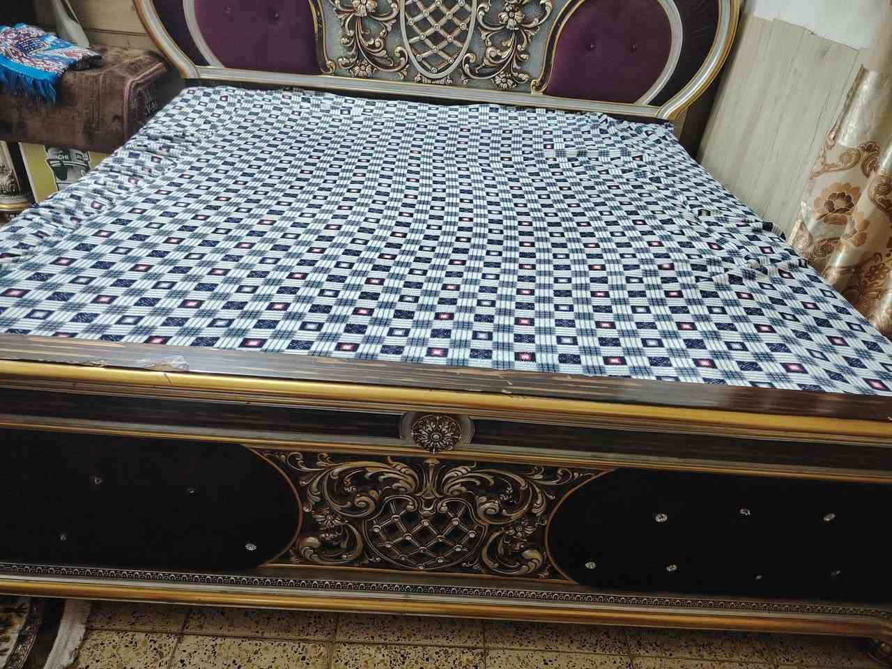 السلام عليكم ورحمة الله وبركاته
سرير حجم كبير مستخدم للبيع وية الدوشگ (المرتبة) مالته.. 
لتفاصيل أكثر الإتصال على هذا الرقم
***********
