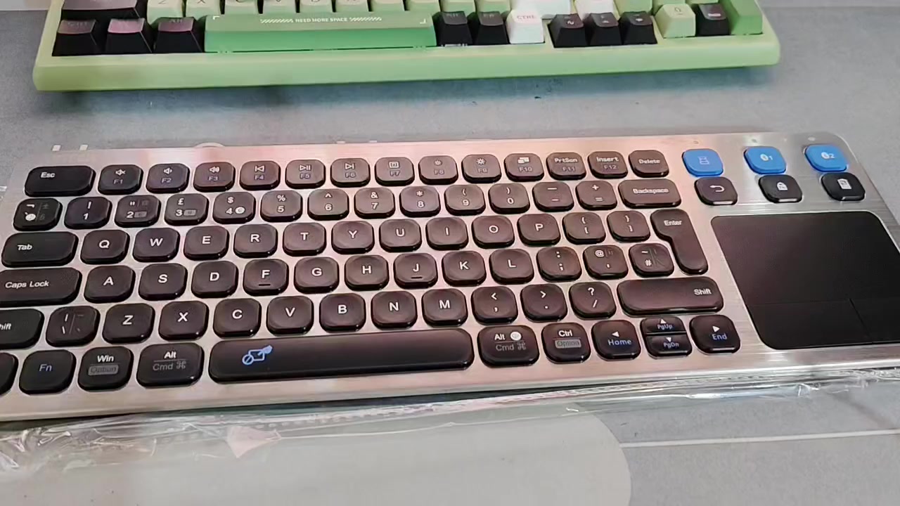 السلام عليكم
كيبورد نيكل مع ماوس مدمج وايرلس وبلوتوث
سعر 35


**إذا كنت صاحب هذا الإعلان وتريد حذفه لأي سبب، رجاءا أرسل رسالة إلى الدعم الفني**