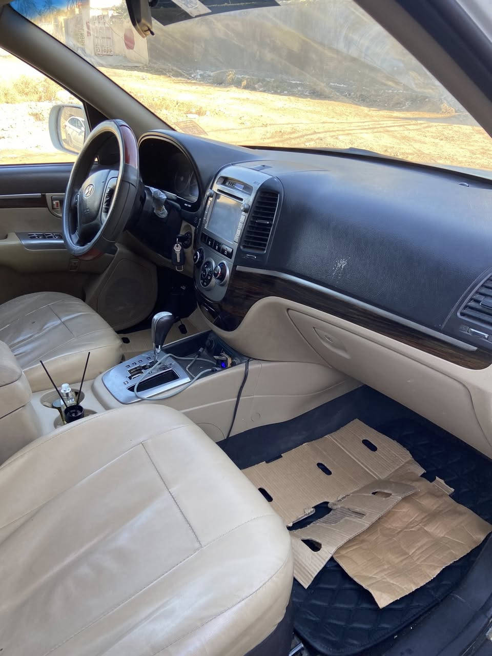 السلام عليكم هونداي  سنتافي   2012 المقدس     المحرك 4 سلندر دوش المرغوب السياره نص فول بيه ملاحضات بارد بسيطه وبيه بار جوه الرقم السياره مكفول من كلشي المكينه والكير مكفولات  شركه السعر 155 وبيه مجال للشراي العنوان حله ورديه خارج ***********  السياره خليجي
