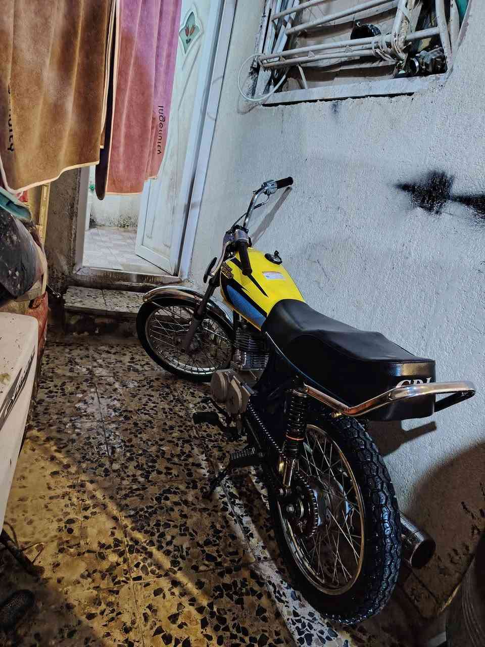 سلام عليكم شباب عندي دراجه نامه الدراجه حلوه ونضيف ورزنه بيه دبلات جدد تانكي جديد زوج ويلات مكاني تنومه صالحيه سعر ٤٢٥وبيه مجال رقم ***********
