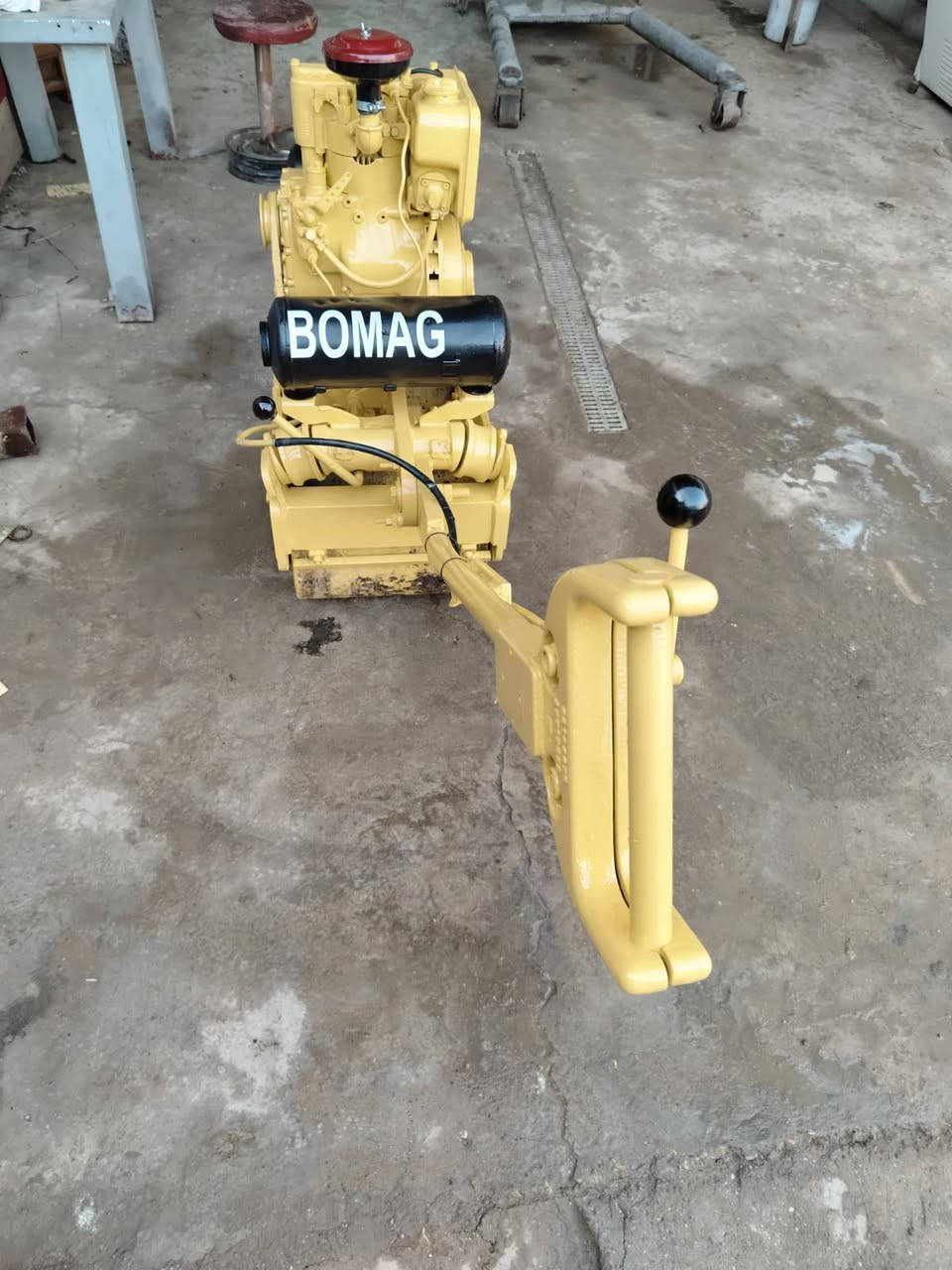 حادله ربع طن بوماك الماني ستيل 
محرك هاتس 
هزاز شغال 
خفيف وثكيل شغال 
عرض 50سنتمتر 
شغاله وجاهزه شرط الشغل 
مكاني الكوت واسط مركز المدينه الحي الصناعي
اي ستفسار اتصل او واتساب وبيك خير وتدلل ***********/////***********
