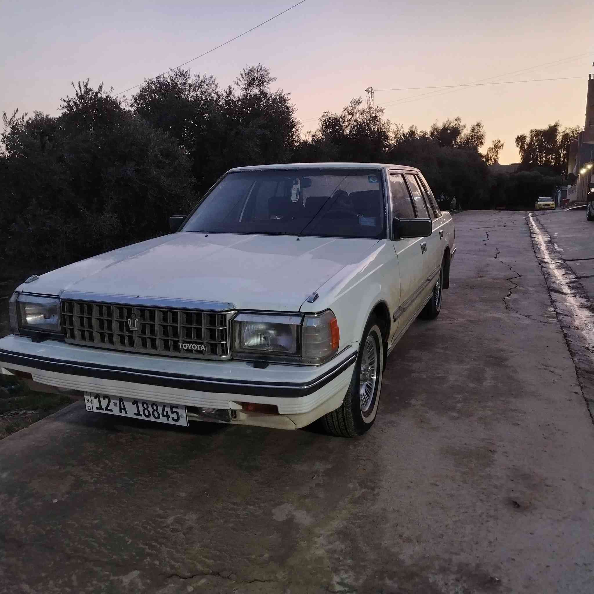 السلام عليكم سوبر موديل 85 سياره مقفوله كفاله عامه ثانويه باسميه محرك البطه  سياره فول مواصفات كان السياره موصل جانب الايسر سعر 60 وبيها مجال بسيط ***********  ***********
