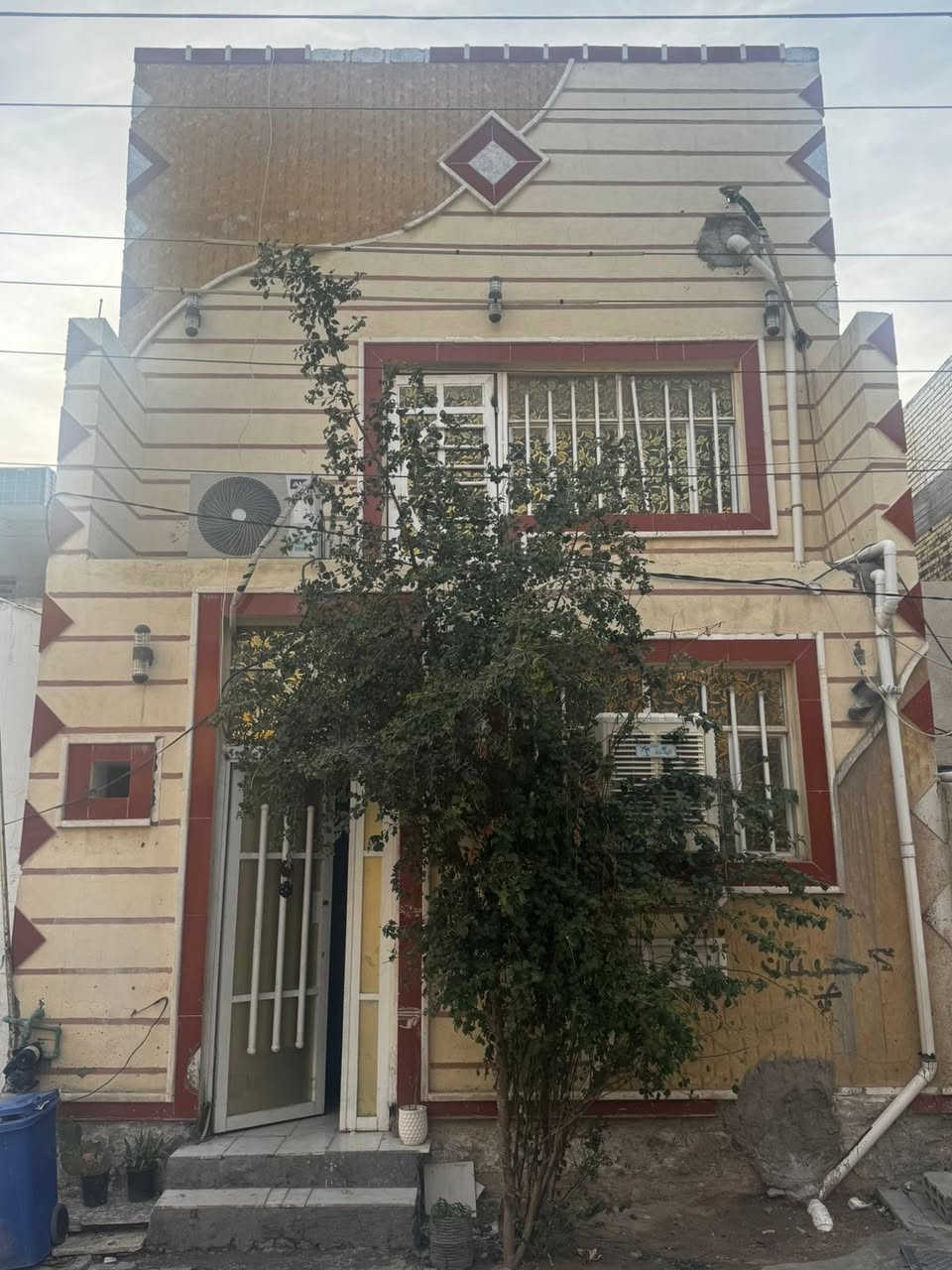 السلام عليكم بيت للبيع حي مكرمه شارع الطاقه قرب محكمه الأحداث وقريب على شارع كربلاء وقريب ع جسر واجه 7متر يتكون من ثلاث غرف صاله مطبخ غرف نظام اسويت صحيات مساحه 80 متر للاستفسار المراجعة على هذه رقم واتساب أو اتصال ***********
