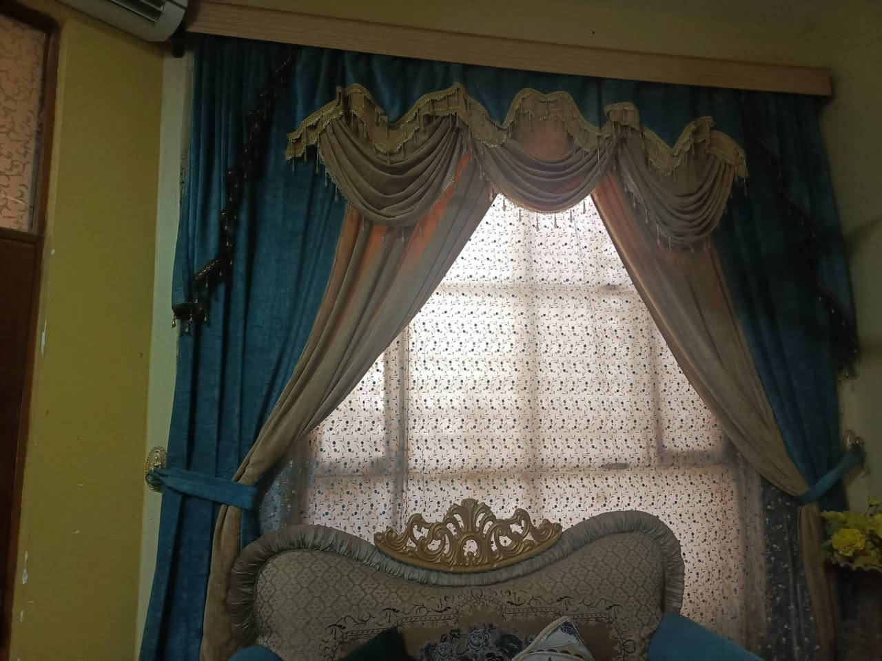 السلام عليكم تخم ملكي نظيف جدا مع البردة للبيع السعر ٥٥٠ وبي مجال للاتصال أو المراسله ***********
