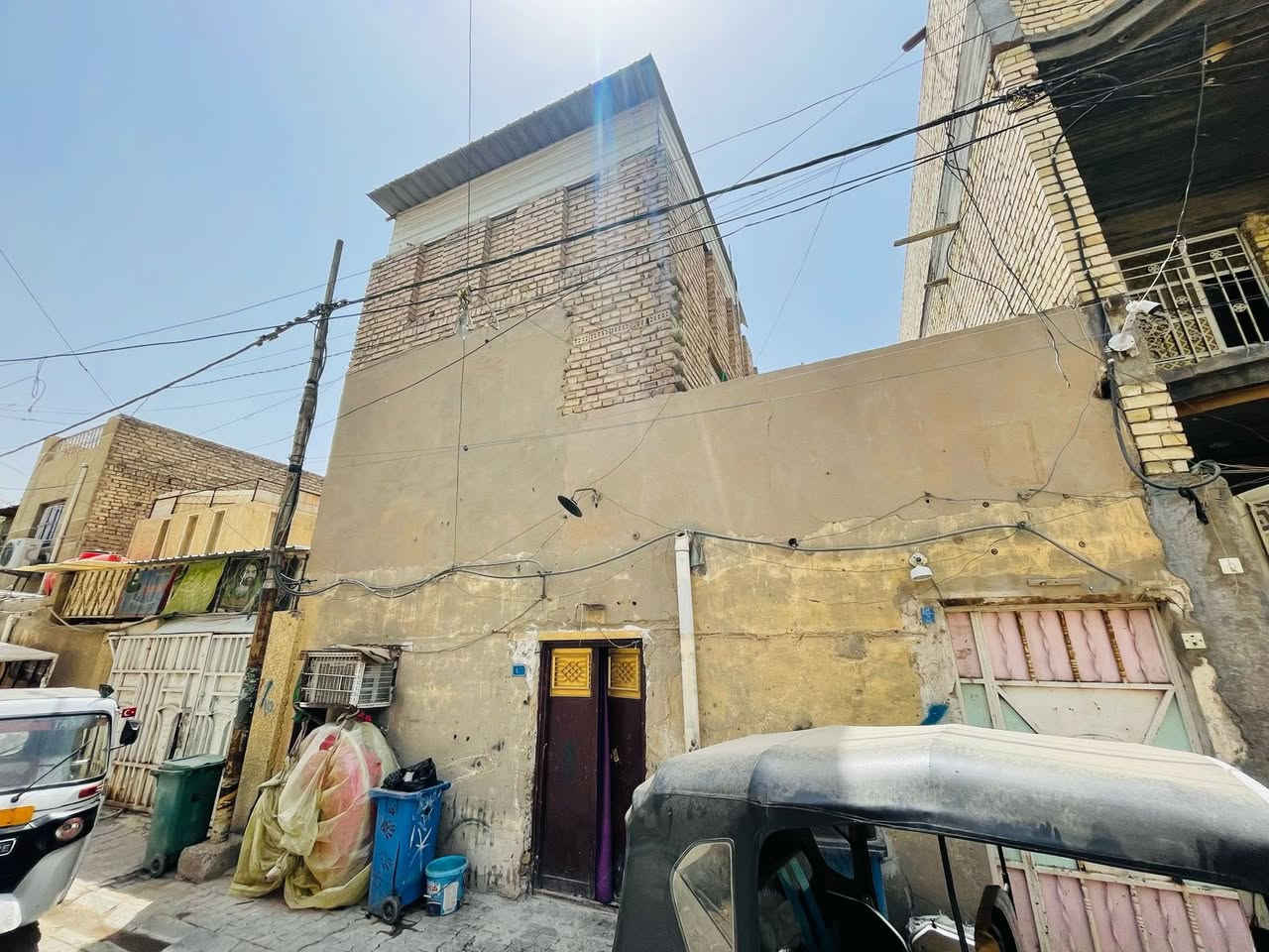 السلام عليكم نصف قطعه اللبيع إماميه 

مساحه 72 متر في قطاع 78 تحتوي ع استقبال + غرفه +حوش + مطبخ +ترك +حمام وتوليت. الطابق الاول 

الطابقه الثاني يحتوي ع غرفتين وحمام +درج طابخ ثالث مخزن وسطح. العنوان مدينة الصدر قطاع 78 مقابيل بنزين خانه الاستفسار  الاتصال او واتساب ***********
