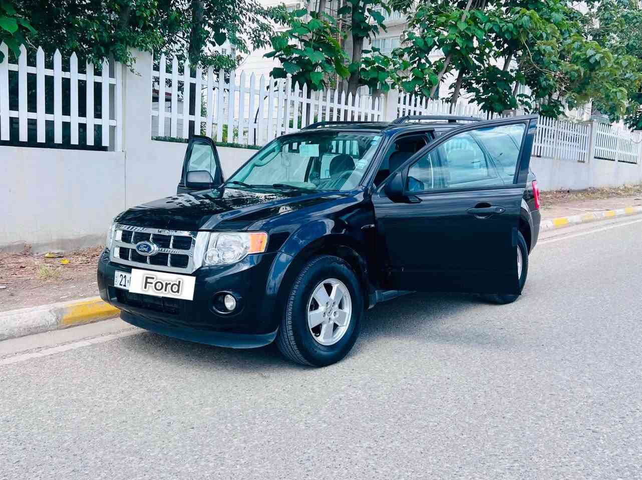 Ford Escape 2011
رەنگی ڕەش
کلین تایتڵ 
رەقەمی سلێمانی سەنەوی نوێیە
کوشنی نوێی تێگیراوە و شاشەی نوێی تیادا بەستراوە.
تایەی نوێیە.
سەیارەکە هی دەستی خۆمە و سەیارەی مەعرەز نییە
بۆ زانینی نرخ پەیوەندی بکەن بەم ژمارەوە مۆبایلەوە.
*********** السليمانية, العراق
