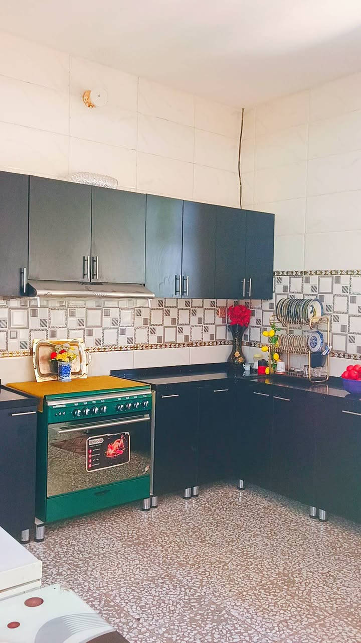 سلام عليكم
بيت للبيع طابو زراعي سند ٢٥ بسمنة
مساحتة 400متر يحتوي على ٣ غرف نوم وستقبال كبير ومطبخ حار وبارد وحولي كبير وحديقة وكراج على شارع ٢٠متر وتشجير مقابيل  البيت مقابيل شارع ١٠٠ خطين ماء كهرباء مجاري قرب مدرسة نسائم العلم
للتواصل واتساب ***********
