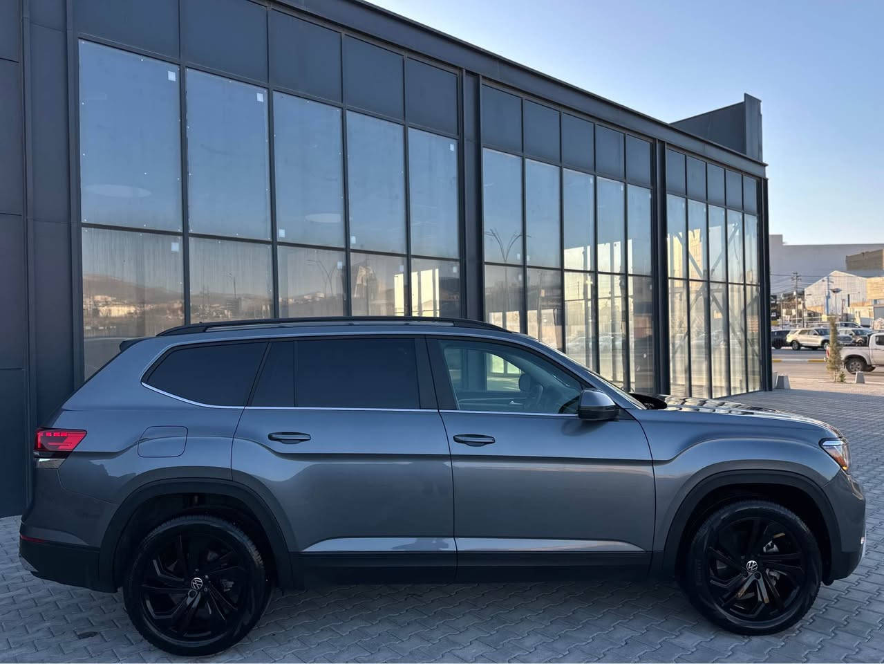 سلام عليكم

فولكس واگن اطلس 2023🇺🇸🇺🇸

السيارة بيهة دعامية امامية صبغ بدون صبغ بدون تبديل ايرباك استيرن طاك فقط 

مكان السيارة سليمانية 

محرك ٦ سلندر 

مواصفات SE
شاشة جبيرة 
كاميرا 
رادار ٣٦٠ درجه 
حساس ٣٦٠ درجه 
شحن وايرليس 
گيج الكتروني 
كشنات هيتر 
كشنات جلد لونين 
كشنات كارباء 
بردة جامه خلفية 
صندوق كارباء 
تبريد قطعتين 
فور ويل 
انظمات قيادة 
هندربريك بصمة 
بصمة بصمة ابواب 
تشغيل عن بعد 
لايتات ليد 
بگلايت ليد 
دشبول صاج 
امراية هيتر
٧ راكب السيارة 
 ماشية ٣٥ ميل

السيارة كلش جديدة و حلوة بلواقع هم 
كير ومكينة كله مكفول بدون اي عطل 

سعرة ٢٥٥$ بي مجال 

رقمي *********** السليمانية, العراق
