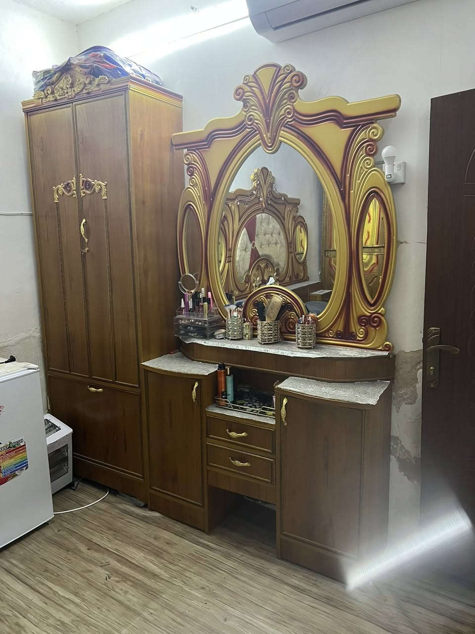 سلام عليكم غرفه نوم اربعه باب نظيفه جدا جدا ..مكانه بغداد الشعله رحمانيه الغرفه نضيفه خرج ودخل اربعه ملم وداخل صاج ثلاثه ملم تارس شغل وسط الغرفه نضيفه جدا تتكون الغرفه مہَטּ ست قطع  سعره مناسب جدا تفضلو خاص .. ***********.
