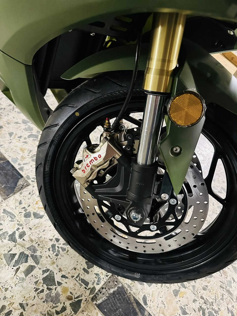 دراجه شحن بوكاتي دراجه طلاقه فول دراجه كلشي مزود بيها دبل فجوج برمبو بطاريه ليثيوم حقيقي سعر ٢٥ورقه احنه مستورديها من بره وحيده بالعراق مختلفه سنجيل وليس ملف
‏***********
