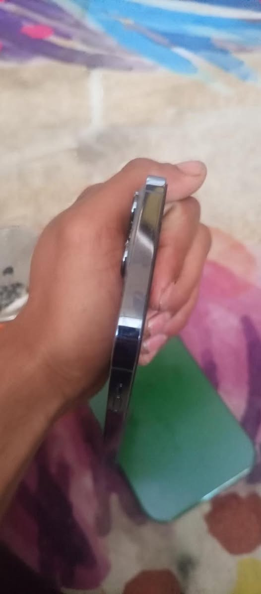 السلام عليكم ايفون 13 pro max ذاكرة 256 بطارية 90 مرفوعة لل 100 أمريكي نموذج m وتر بروف مكفول من الفتح لون بحري سعر 725 قفل رقمي *********** ويا 3 كفرات وشاحنة اصلية كلة شغال ومكفول من الفتح
