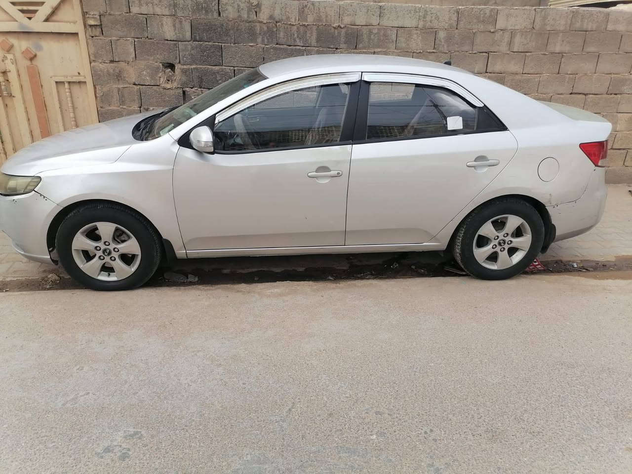 السلام عليكم
سيراتو مديل ١٢
رايدهااا ٩٠ او بيهااا مجال 
هاذه رقم صاحب السياره اتصل وستفسر 
‏‪***********‬‏
