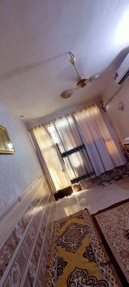 تريدلك بيت حسينيه لزوار هذا العرض مناسب الك (الشارع مبلط بلكامل)
اهالي بغداد والمحافظات اصحاب المواكب والخدمه الحسينيه ومابقى شي لمحرم اقرالي تفاصيل البيت واذا عجبك اني بخدمتك عالسعر ماتطلع الا وانت راضي باذن الله

التفاصيل:
دار طابوق جمهوري للبيع - طريق طويريج (قرب قاعة الشمس)
المواصفات العامة:

المساحة: 100 متر مربع.

الأبعاد: الواجهة 7.5 متر × النزال 13 متر.

نوع البناء: طابوق جمهوري (طابقين).

نوع السند: سند 25.

السعر: 115 مليون دينار عراقي (مع مجال ).

تفاصيل الطابق الأول:

غرفة نوم واحدة.

استقبال.

مطبخ، منور، وطارمة.

صحيات داخلية وخارجية.

(النواقص: واجهة البيت الخارجية فقط).

تفاصيل الطابق الثاني:

غرفة نوم واحدة.

مجاميع صحية وسطح.

الموقع والخدمات:

العنوان: كربلاء - طريق طويريج - عمود 128 (جهة سايد الخروج).

البعد عن الشارع العام: 50 متر فقط (موقع ممتاز لخدمة الزوار).

المعالم القريبة: قرب قاعة الشمس للمناسبات، وقرب صيدلية الواهب.

الخدمات: كهرباء، ماء، مجاري، والشارع تبليط بالكامل.

للتواصل والاستفسار:

واتساب: ***********

ملاحظة: المراسلة عبر الواتساب فقط، نعتذر عن استقبال الاتصالات المباشرة.
