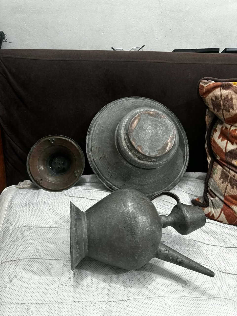 سلبچة ولگن نحاس أحمر شغل الموصل قديم
نضافة لوك ببياضهن إرتفاع البريق 35 سم عرض السلبچة 36 سم *********** بغداد
