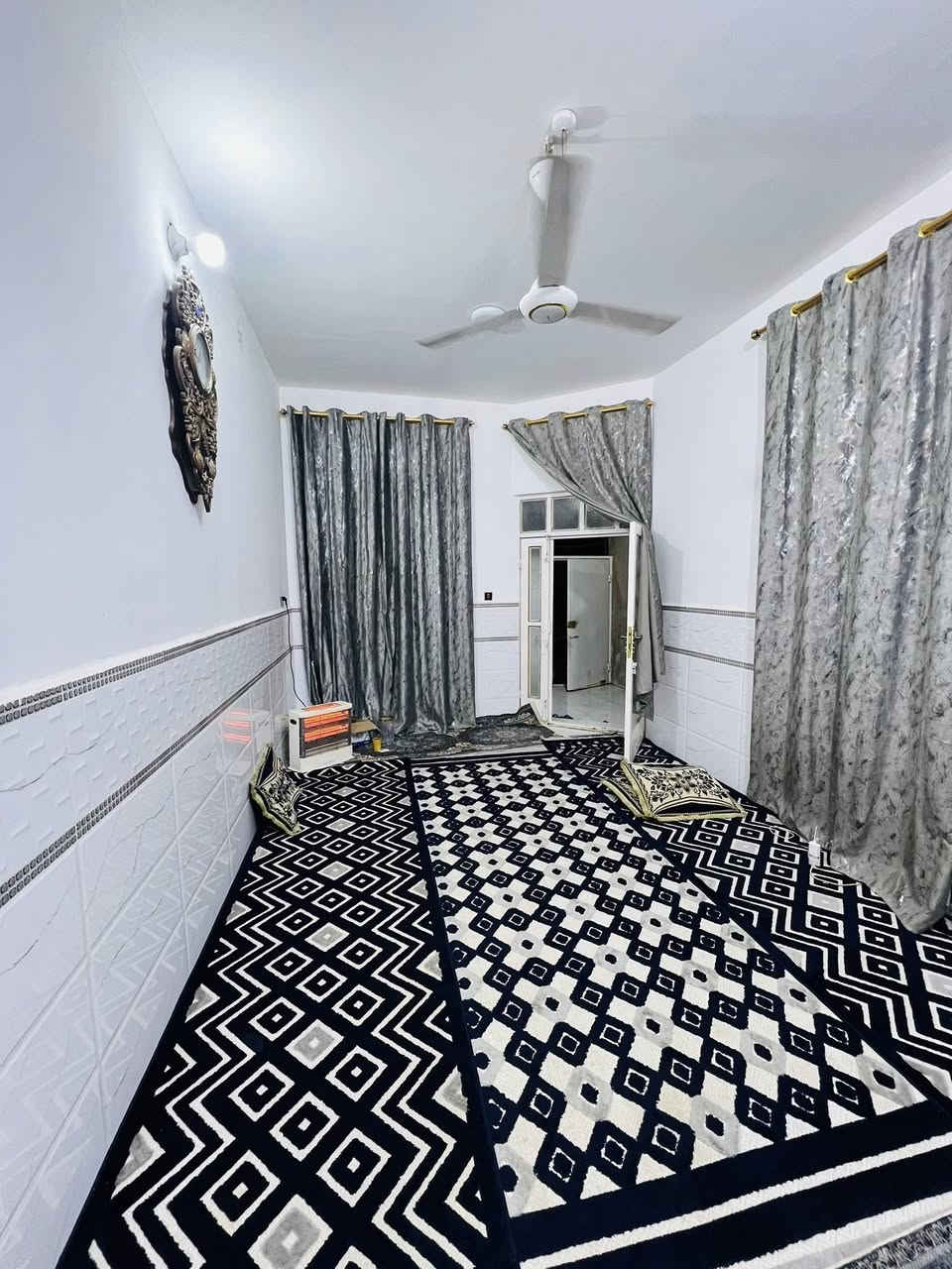 #بيع مستعجل 
بيت ١٠٠م للبيع طابو صرف
السعر ٥٥ مع المجال
 

الموقع 📌 نجف حي النداء قرب شارع قنبر منطقه ٥١

يحتوي على غرفه  وصاله ومطبخ واستقبال وصحيات داخلية وخارجية.. 

الاساس صب والسقف عكاده 
للتواصل 
***********
