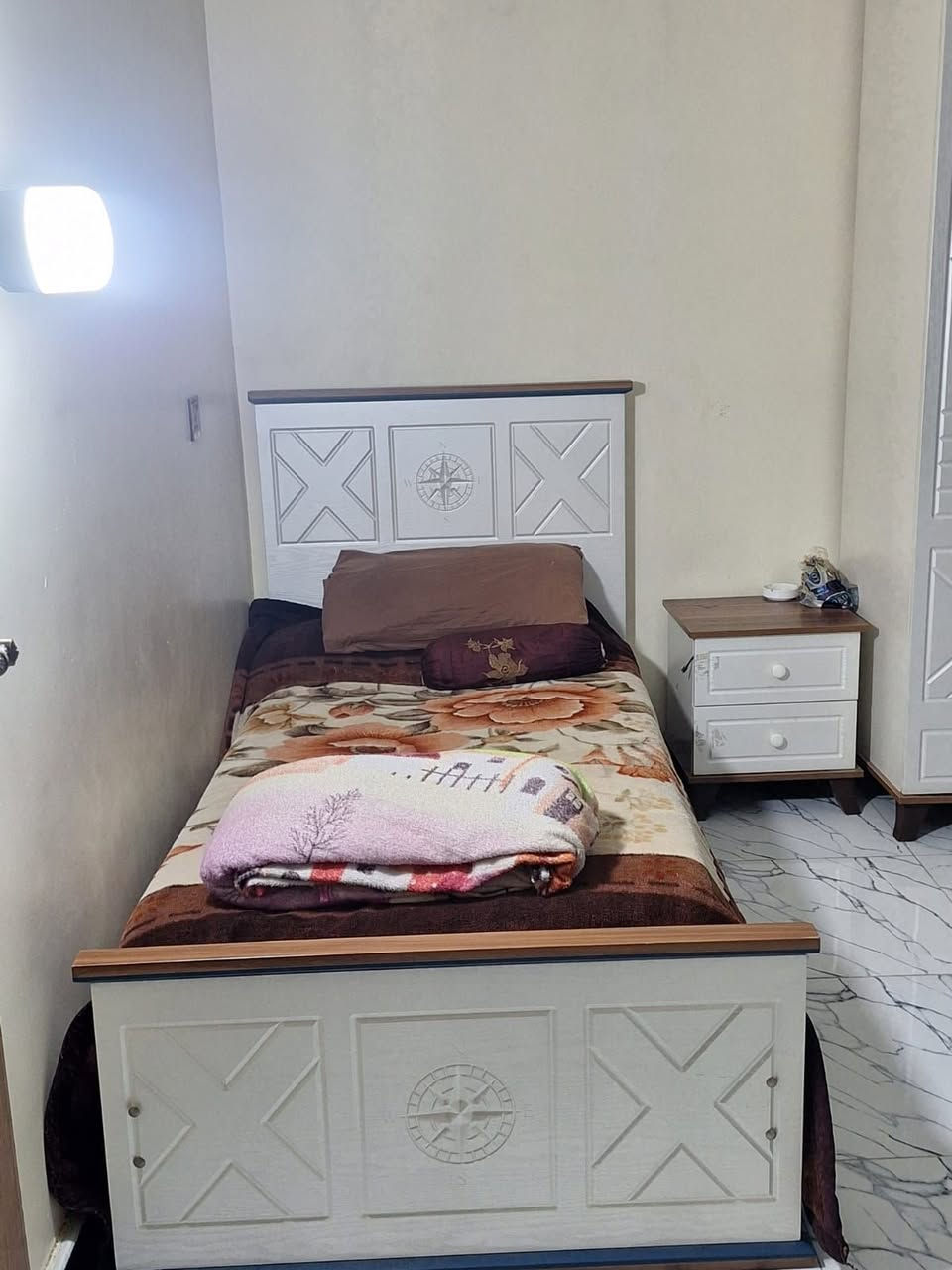 غرف نوم للبيع واحد شبابي والثاني نفرين وتساب ***********
