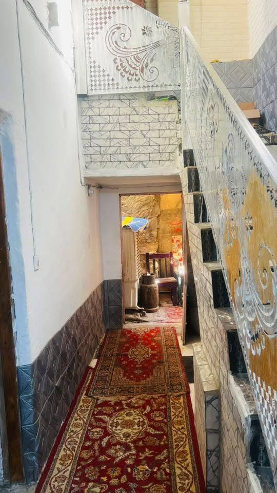 الهم صلي على محمد وآل محمد 
بيت للبيع🏠

بيت طابو صرف للبيع  مساحة الدار 200متر يحتوي على غرفتين وصاله واستقبال وصحيات داخليه وخارجيه ومطبخ ومنور خلف الدار ويحتوي على حديقة بناء 2004 وتم تجديد الدار 2016 الموقع النجف قضاء المناذره حي الشهداء خلف اعدادية الصناعه الدار جداً راقي ماء كهرباء تبليط مدارس قريبه سعر البيت جداً مناسب للاستفسار الاتصال على الرقم ***********
