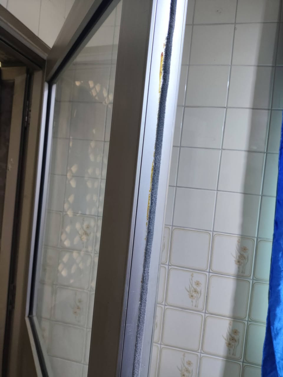 تركيب مانع غبار إلى شبابيك الشقق والدور الصفر في مجمع عامرية الفلوجة مانع غبار يمنع دخول الهواء والترب ويمنع هتزاز الشبابيك والأبواب وكذلك تركيب مانع غبار إلى شباك الحمام وباب البلكونه وباب المنشر عمل بما يرضي الله والناس
