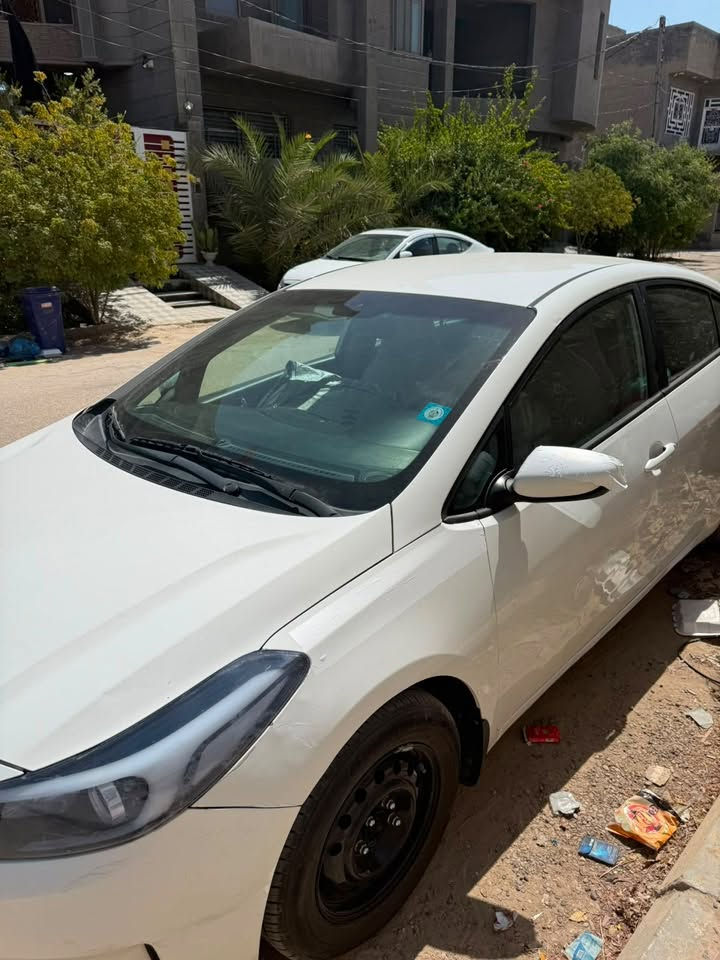 السلام عليكم
سيراتوو 
موديل 2018  وارد خليجي
السياره كفاله عامه بيها بارد شي قليل
مكينه 1600
رقم بغداد انكليزي بأسمي
مداور ثاني يوم
حداديه 100%
تبريد امامي خلفي

120 وبيها مجال
***********
