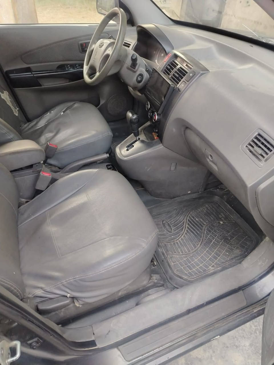 سلام عليكم توسان موديل٢٠٠٩ السيارة مكفولة بية جراد القمارة البنيد شراي يتصل ***********
