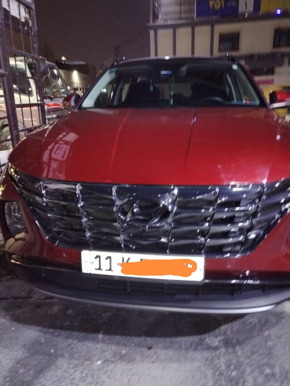 يوجد عندي توسان أمريكي موديل ٢٤ فول الفول كامرات لون الحمر والحادث بسيط في الإمام ماشيه 9000ميل رادار أمامية وخلفي وبرامه كامله حساسات أمامية وخلفي جميع المواصفات موجود في سيارة جديدة جدا مع سبايدرات قمارة مع سياره بلادي بال كارتون موجود في بغداد الجديده شارع المسبح قرب جامع ذات الانطاقين رقم الجوال ***********
