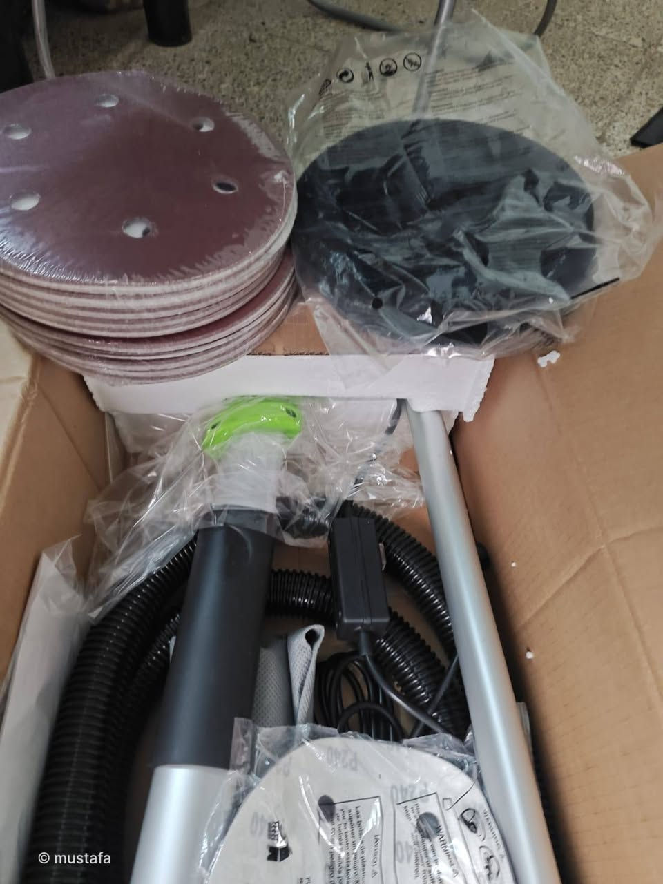 للبيع جديدة مثل ما موجود بالصور مع درزنين ورق سنفرة 75 الف قفل توصيل ما عندي *********** بي واتس
