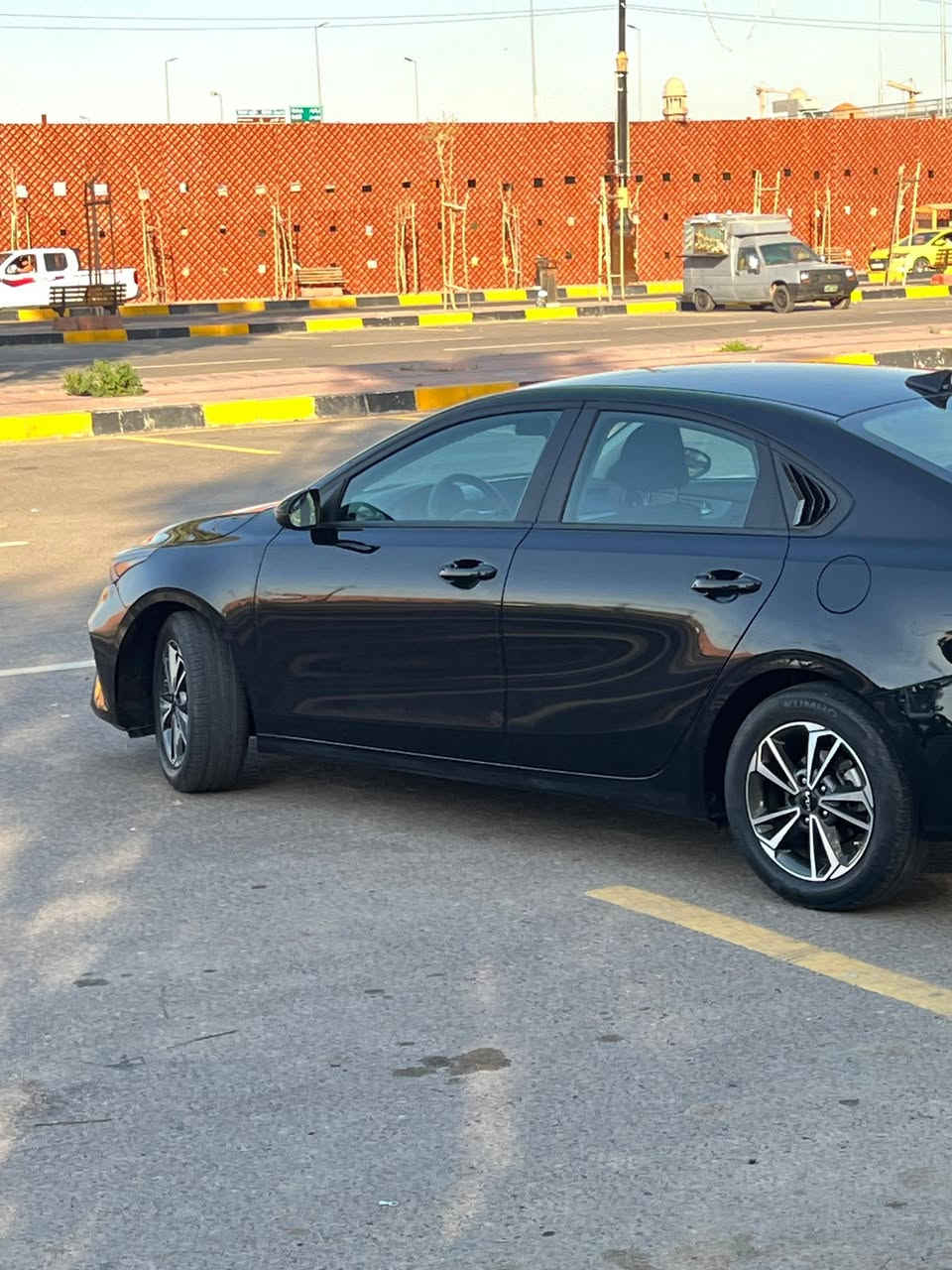 السلام عليكم 
فورتي 
موديل 2024
كاتي شمال ( دخول جديد )
سياره مواصفات 
ثلاثه انظمه قياده سبورت نورمال وسمارت 
نقطه عمياء 
اشاير بالمري 
حساسات قياده ذاتيه تحديد مسار شاشه وكامره 
محرك وكير شرط 
محرك 20 دوش 
ماشيه 16 مايل 
سياره ضررها جاملغ امامي صبغ ودائر الخلفي تعديل بارد 
بدون ايرباكات بدون دواخل
رقم الشاصي مرفق مع الصور  
السعر 142$  وبيها مجال
🛑ملاحظه مهمه
 يرجى الاتصال من  الساعه 9 صباحأ إلى الساعه 9 مساء
#العنوان موصل الجديده شارع بغداد مجاور سنتر بغداد
#مكتب ال رزان للسيارت
***********
***********
