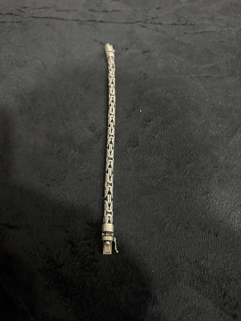 سوار فضه فرعوني
الوزن 65 غرام 
سعر 4 الغرام مدينه الصدر 
***********
