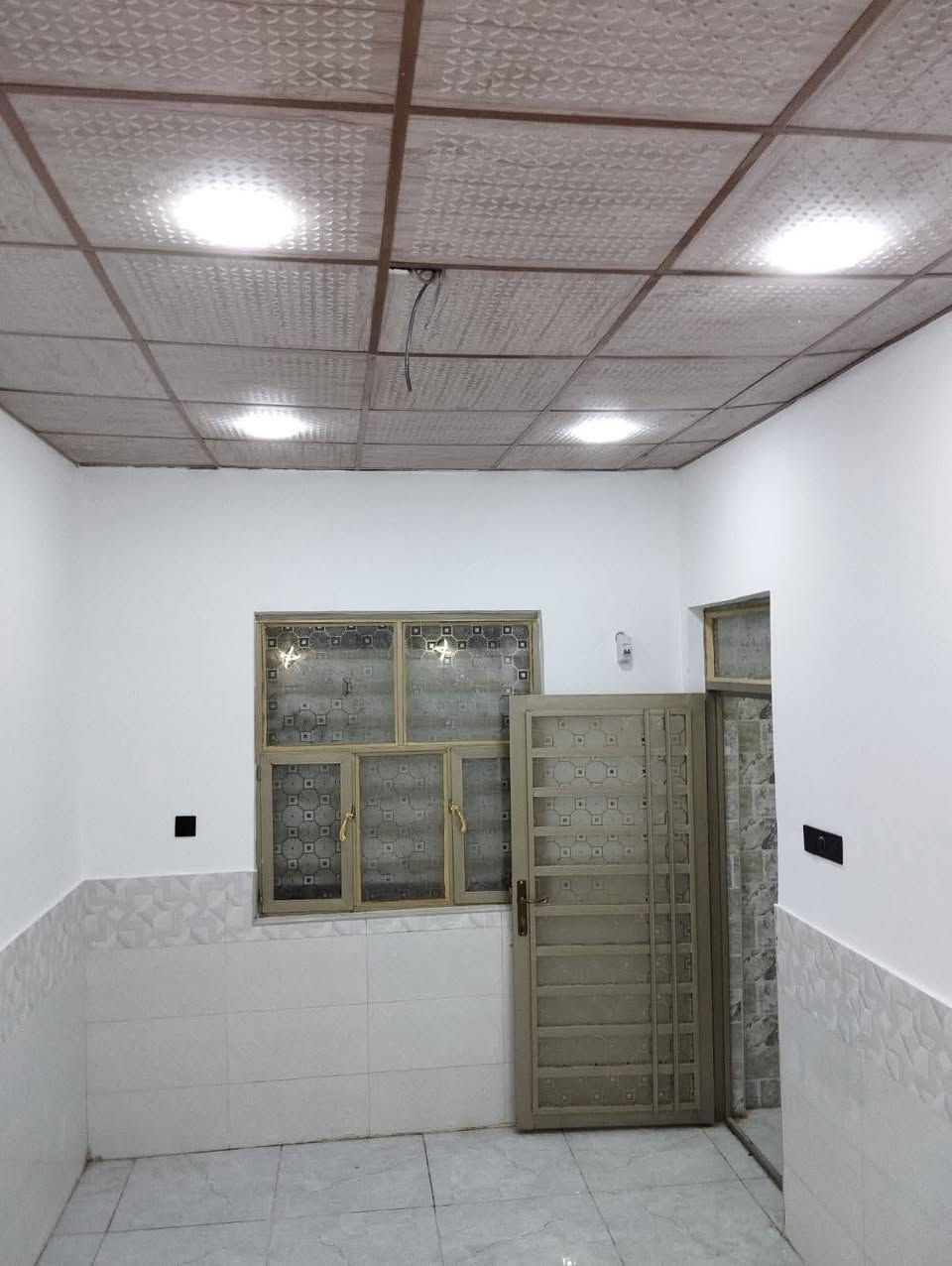 بيت 50متر قوس وفاء للبيع طابق ونص عكاده جدا نضيف شارع 15 متر فارغ وجاهز السكن ***********
