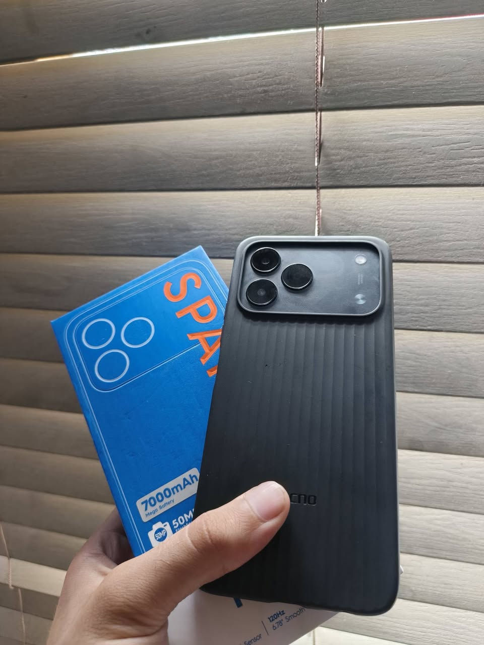 **📱 للبيع تكنو سبارك 50 الجديد (شبيه الآيفون 17) 📱**
السلام عليكم، للبيع **تكنو سبارك 50**، مستعمل 3 أيام فقط (أخو الجديد).
الجهاز مشتري من وكالة **شركة جبال** بتاريخ **2/6**، ووصل الضمان (سنة كاملة) مرفق ويا الجهاز.
**📦 الملحقات:** الكرتونة، الشاحنة، كيبل تايب سي، والحافظة الأصلية.
💰 **السعر:** 245 ألف (قفل وغير قابل للتفاوض)
📍 **مكاني:** بغداد
📞 **للتواصل:** ***********
