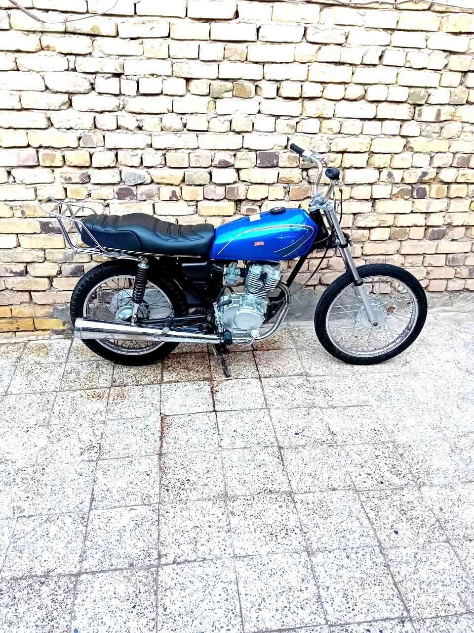 السلام عليكم دراجة نامة للبيع شاصي نامة ارشا موديل 2016 (اوراق اصولي) الدراجة مكفولة من الطول للطول مامفتوح بيها برغي اشتغلت اول اسبوعين او سحكت انوب تركتها صارلها 3 اشهر البارحة طلعتها واريد ابيعها الدراجة ماماشية ابد المكينة جديدة بالباكيت نامة الاصلي مو امتياز او كلها اصلية الغراض سيد خلدون مكينة مجمع ماكس ويمك الحساب السعر خاص الرقم، ***********
