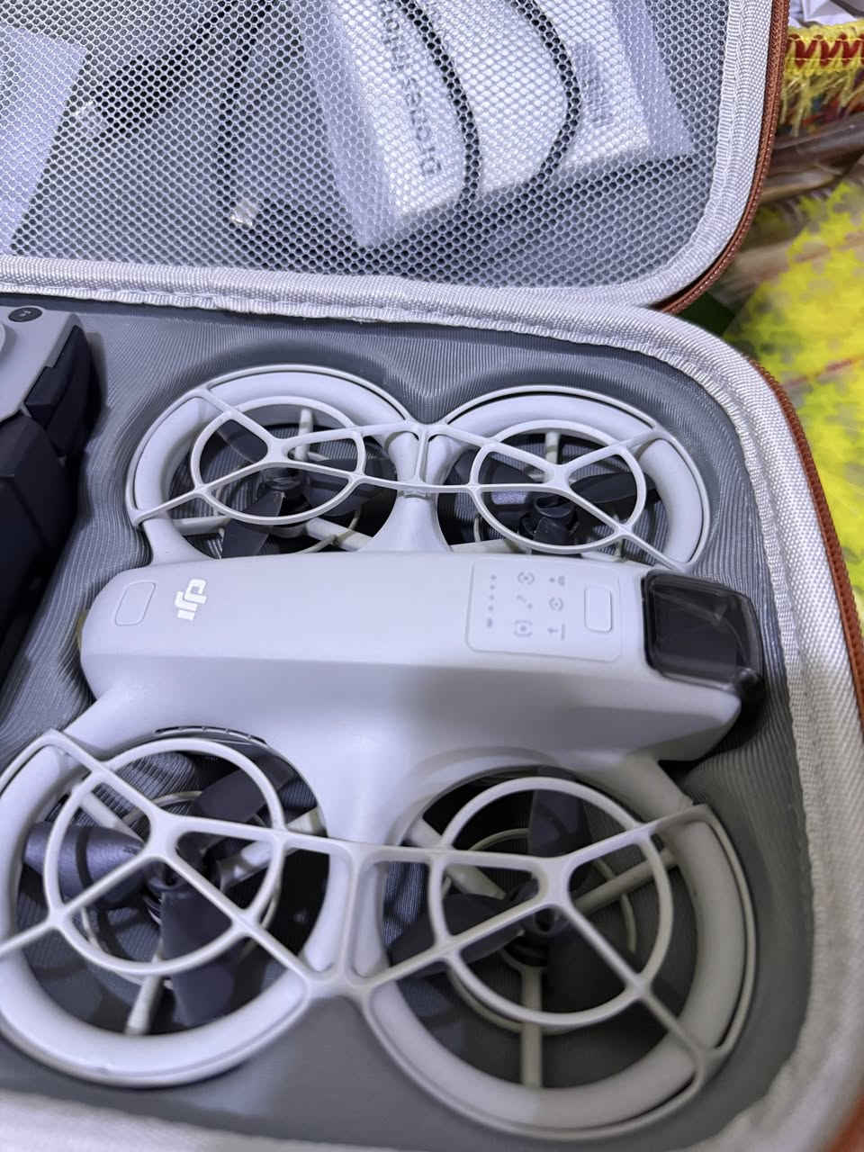 سلام عليكم 
درون dji نيو ون 
درون غنية عن تعريف من نحاية تصوير وسرعة استجابة 
تصوير 4k تحكم جوستك وموبايل. وايضا بدون اي شي فقط درون هم تطير مميزات. 
تتبع و دوران وابتعاد والارتفاع وهواي شغلات. 
الدرون بية ضربة خفيفة كما موضح حادث اصتدام. 
ملحقات كاملة. جوستك وبطاريات 2 وشاحن بطارية 
مكاني البصرة الاستفسار ***********
