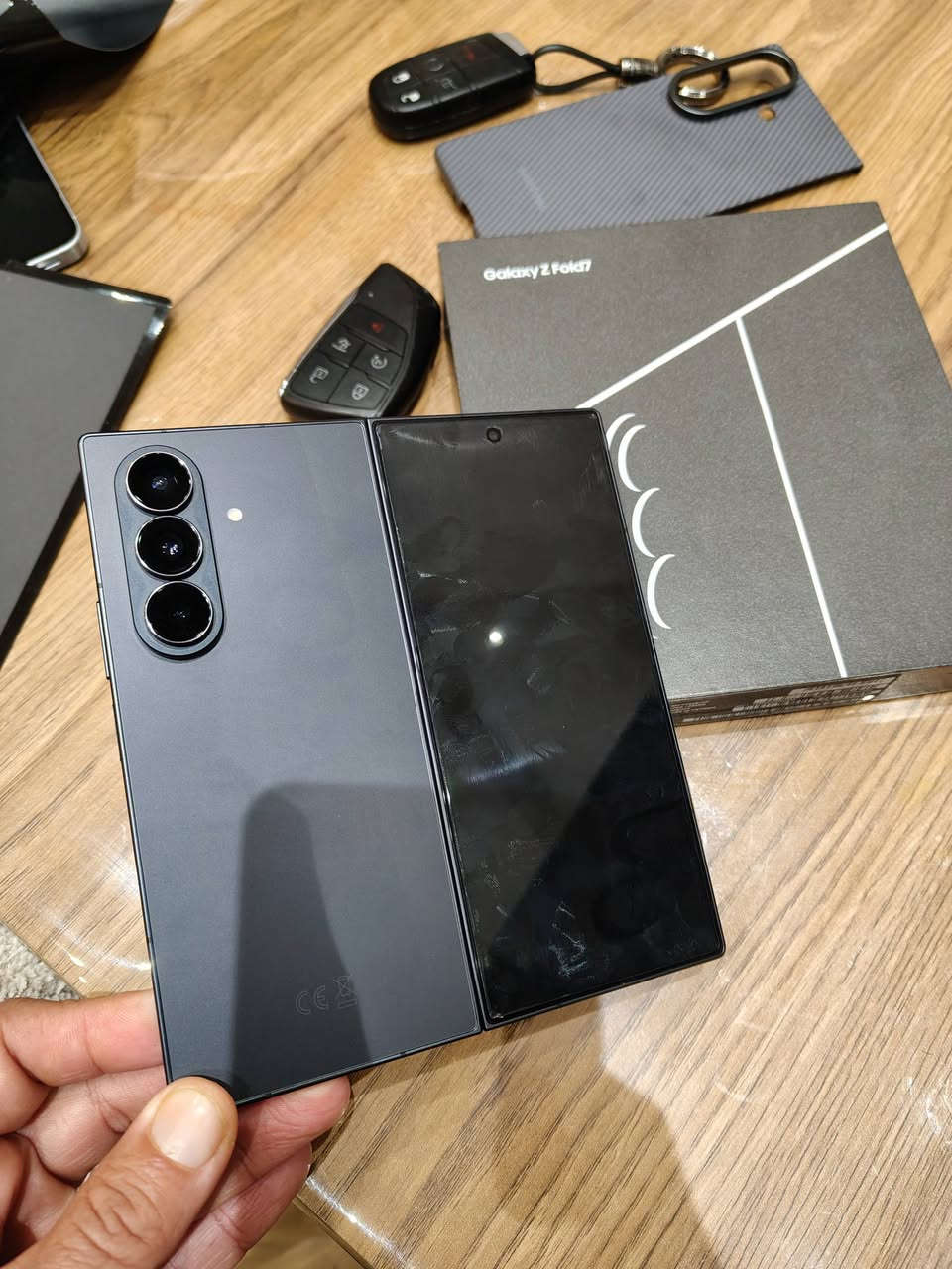 سامسونك z fold 7
ذاكدة 256 /12
الجهاز مستخدم شهر واحد فقط 
ملحقات كاملة
حافظات اصلية عدد2
شاحن 45 واط اصلي
لاصق الشاشه مال شركة بعده بالشاشات
السعر 1550,000/اسعار ثابته
الملك سنتر /السيدية
***********
