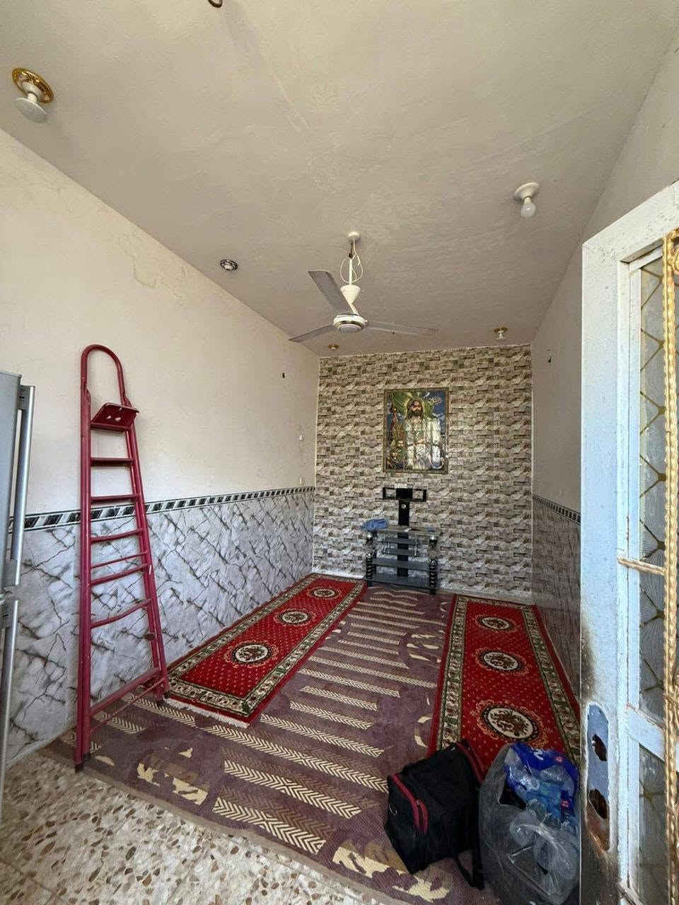 بيت مؤثث للبيع 
ال رباط زراعي 
100 متر مربع 10/10
بناء طابوك زغار كونكريت مسلح 
غرفة نوم كبيرة وصالة ومطبخ وصحيات خارجية وداخلية وبراني..
اقرار محكمة..
الاثاث الي بيه..
سبلت 2 طن عدد 2
مكيف 2 طن عدد 2
ثلاجة كبيرة مو دنكا
مجمده 
غسالة ملابس 
براد ماء
مبرده 
طباخ 
شاشة بلازما وستلايت 
منظومة انترنت متكاملة 
ميز نضد خشب
خزانات مياه وكيزر وكامل الكهربائيات 
السعر مع كل الاثاث 44 مليون مع مجال قليل..
للاستفسار 
***********
***********
