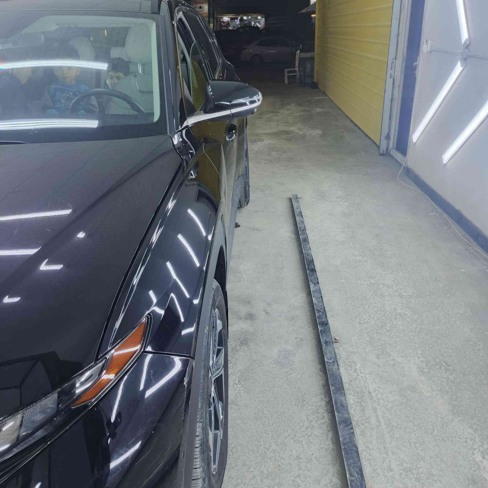 السلام عليكم 
‏هونداي توسان اعلى فئة هايبرد بلكن  موديل ٢٠٢٤ 
‏٥ كامرات 
‏بانوراما 
‏تبريد تدفئة كشنات 
‏تشغيل عن بعد 
‏تقديم وترجيع بالريمونت 
‏صندوق كهرباء 
‏شاشة كبيرة 
‏كشنات الامامية كهرباء 
‏الخلفية تدفئة 
‏تدفئة ستيرن 
‏شحن عن طريق الكهرباء يعني تسلا 
‏او تشغيل هايبرد وبانزين 
‏السيارة ماشية ٧٠٠٠ ميل 
‏٦ حساسات امامية 
‏نقطة عمياء 
‏اشاير بالمري 
‏وضعيات قيادة 

‏هوااااي مواصفات بيها بعد 
‏بدون ايرباك بدون دواخل 
‏السيارة مبدل بيها البنيد نفس اللون بلادي  والحادث مرفق 
‏بيها كلير من امريكا صفحة الصدر كاملة 
‏مكانها الدورة 
‏***********
