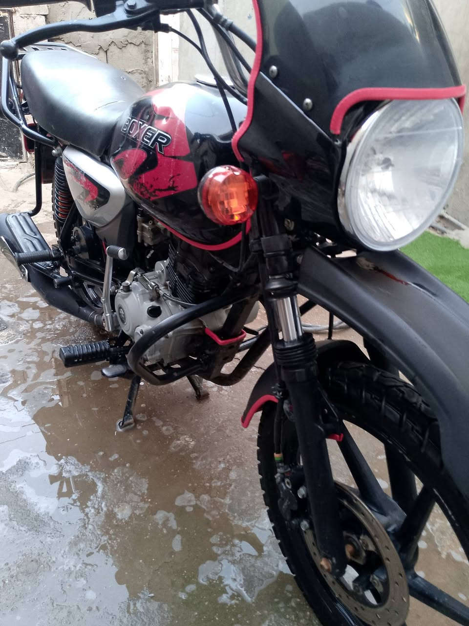 السلام عليكم بوكسر للبيع موديل 2022 اوراق اصولي مكينه خير من الله لا تنقيص ولا تبخير دراجه ما متعوبه ومانقصها شي  كهربائيات كلها شغاله تايرات جدد بيها شلعه شك لكاع مكاني حله ابو خستاوي السعر 900 وبيها مجال حك جيه الاستفسار علا هاذه الرقم ***********
