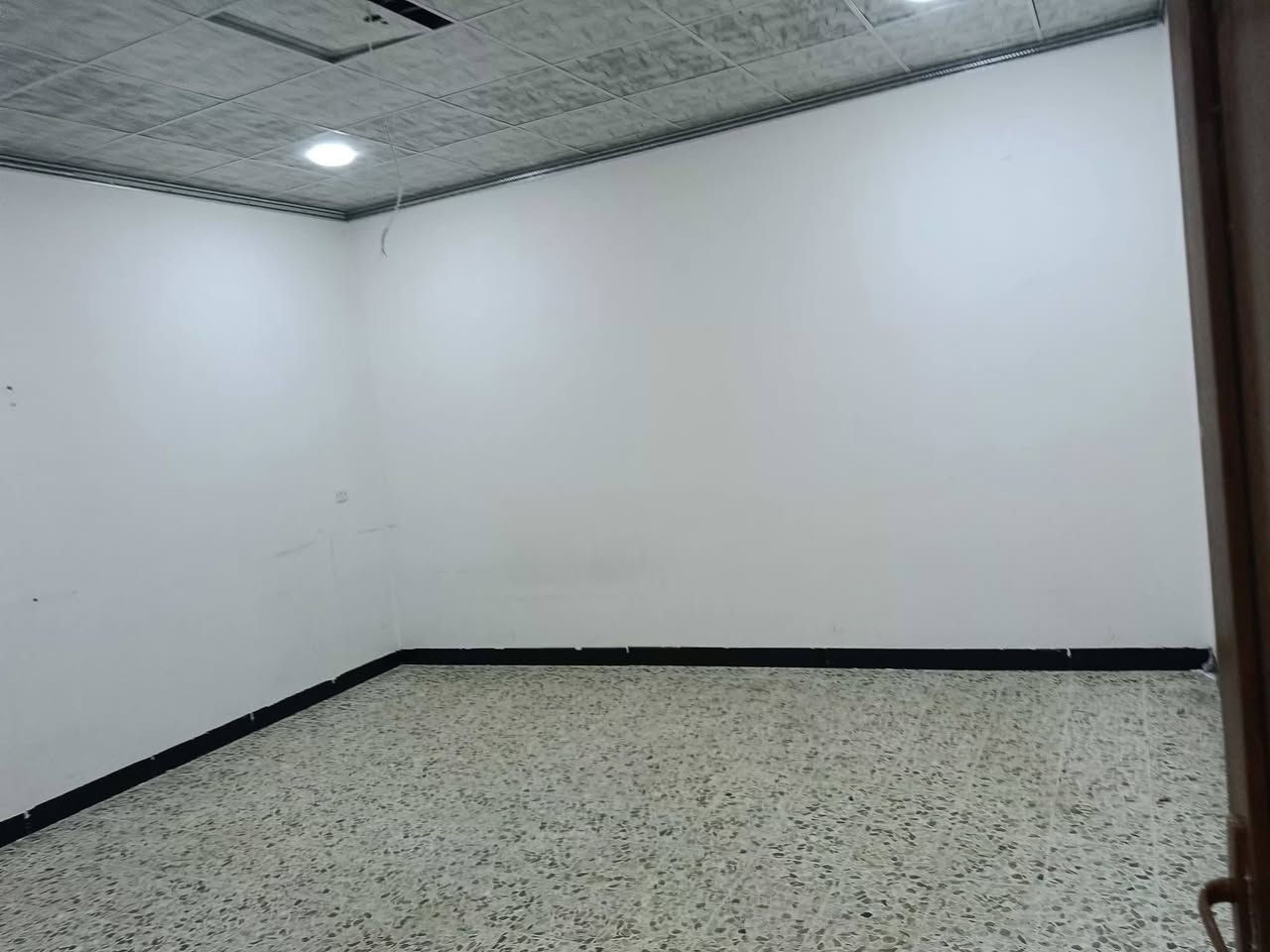 بيت ١٠٠متر الايجار حي البتول مقابل حي الوحده قريب جدا من حمعيه حمو رابي  ٣غرف نوم استقبال ومطبخ  ومشتملات٢  وهول السعر ٣٥٠ الف الاتصاى على ***********
