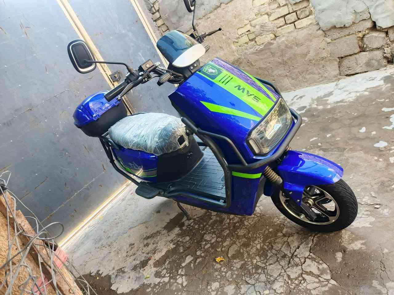 SAWدراجة شركة
دراجه جديده ونضيفه 
6 بطاريات بحجم 32 ڤولت
ملف نحاسي 1200 واط 
ونظام حمايه 180 
الدراجه بيها بصمتين
سعرها 650 الف وبيها مجال
***********

