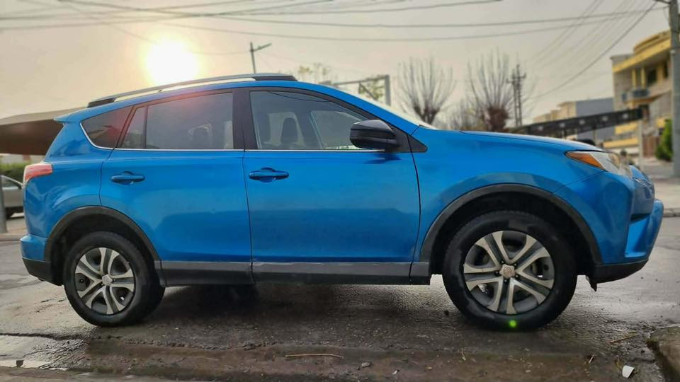 تؤيؤتا راڤ 4  مؤديل 2018 مواصفات Le  سةيارةكة دوو پارچةي بؤياغة بي ناوگرتن بي ئيرباگ پيش و پشت كةپسة  سةيارةكة تايةي نويية بةناوي خؤمة گيرو مةكينة و هـةموو شتي بةشةرت 
0750 485 8947
