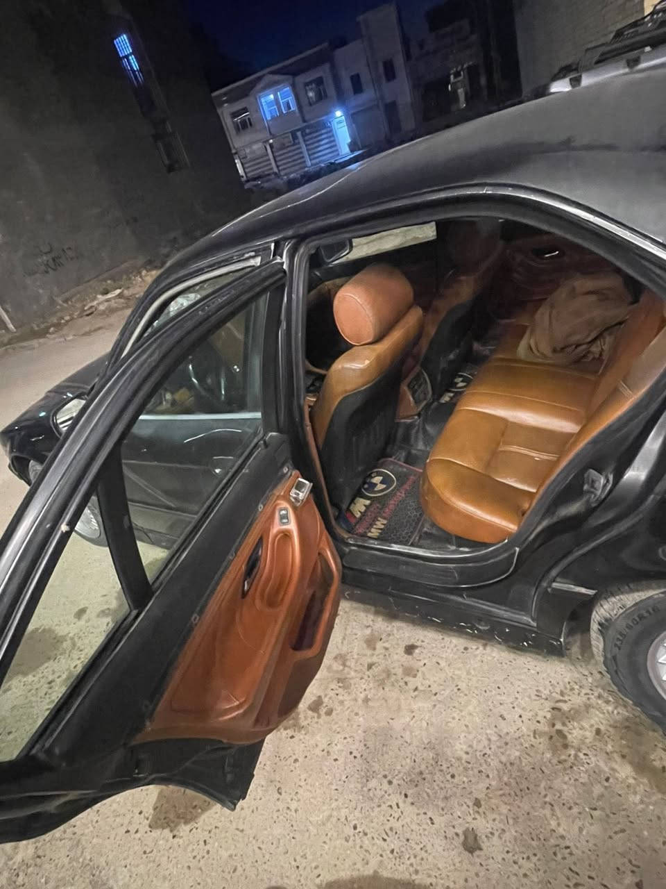 سلام عليكم ...
BMW كاسحه موديل 1996محدثه 2000السياره كفاله كير ومحرك كهربائياتها كامله والصدر بل صندوك مالها بس ينشد صبغ يرادلها لان  جارده وعوزها ترتيبات بسيطه رقمي ***********
