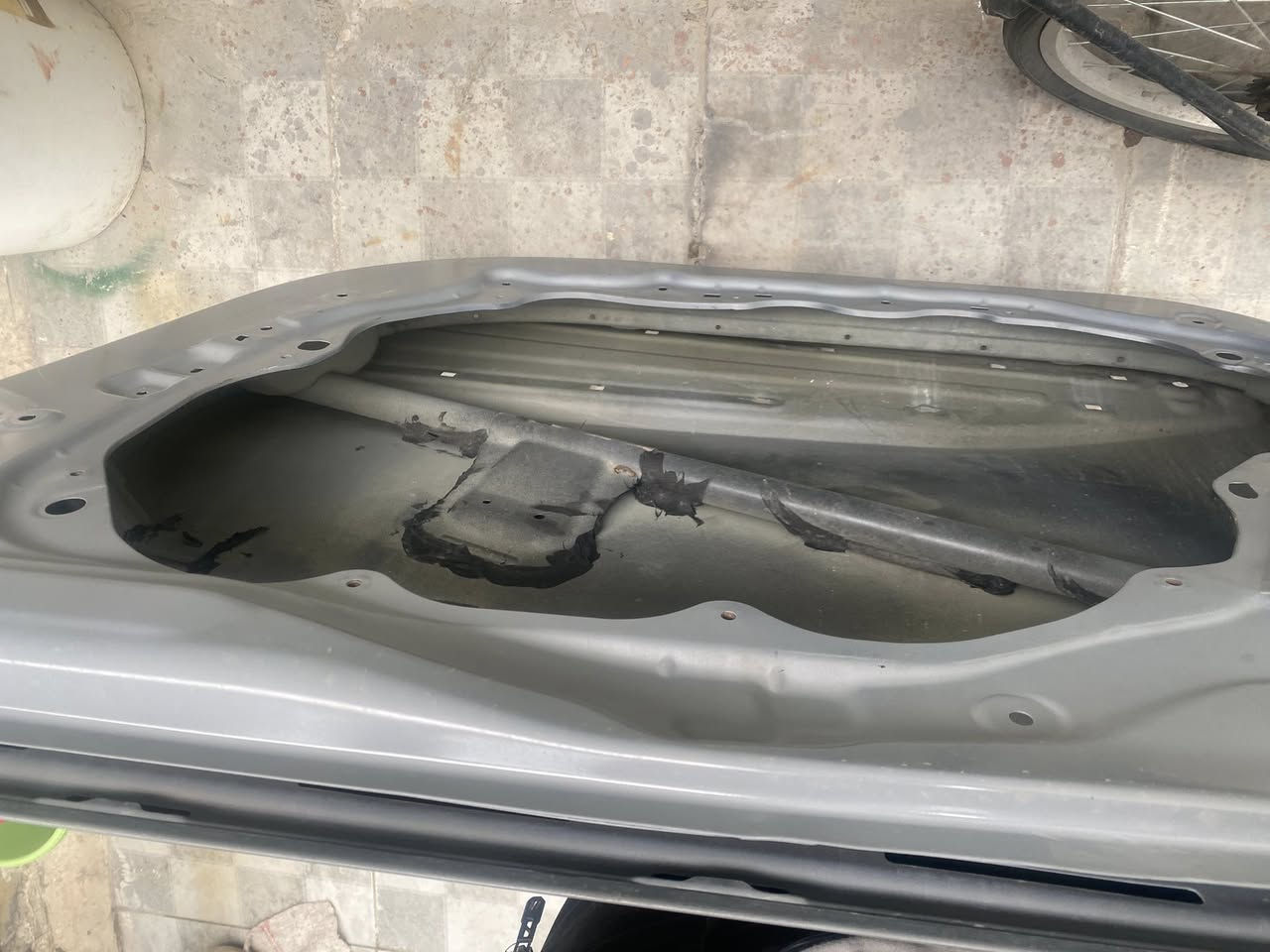 السلام عليكم اخوان. باب سبورتج.   لون اسمنتي   الجه الامي للصدر يمين.    الي يريد يصبغه مباشرتنا صبغ والي يريد يشده إذا سياره سمنتي. الرقم *********** 
السعر ٢ ورقه وبيه مجال
