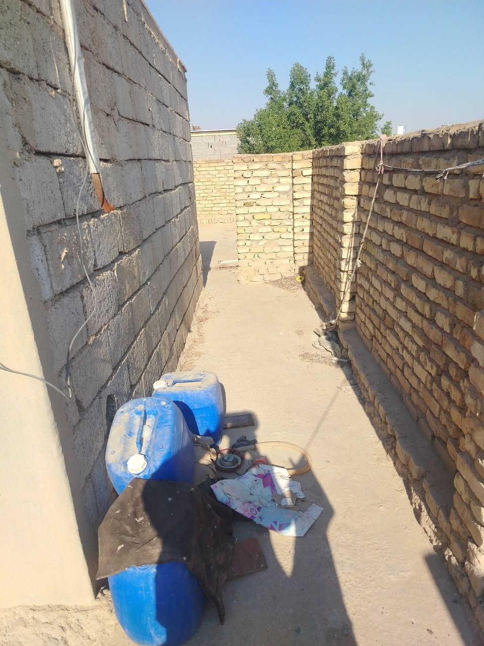 بيت للبيع مساحه ٩٠ م يم حسينيه محمد داود خلف المحلات مباشرآ  يبعد عن شارع ٥٠ م معروض ٢٧ وبي مجال ***********
