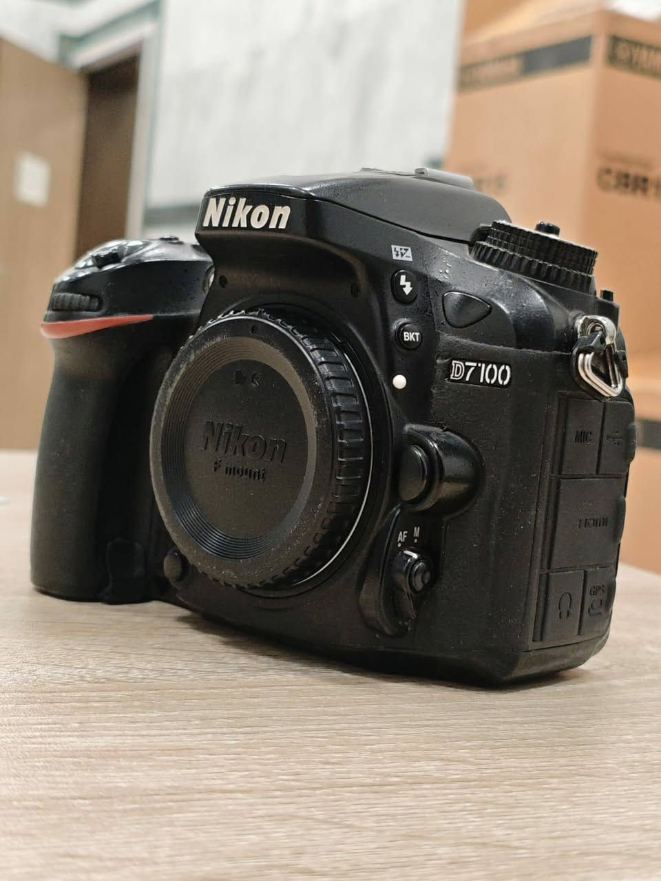 كامره نيكون 7100
ملحقاته 
بدي 
عدسه 18.105 الاصلية
شاحنه 
بطارية 
حزام كتف 
درع حماية 
كارتونه 
التوصيل مجاني 
للإستفسار والاتصال 
***********
