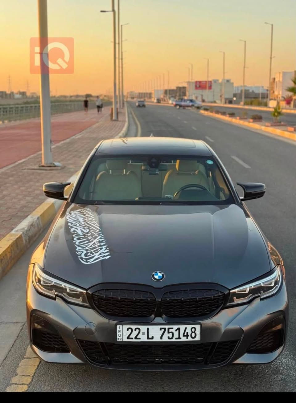 السلام عليكم BMW 330i 2021
الأداء والمحركنوع المحرك: بنزين، 4 سلندر، توين باور تيربو.سعة المحرك: 2.0 لتر.القوة الحصانية: 255 - 258 حصاناً.عزم الدوران: 400 نيوتن متر.ناقل الحركة: أوتوماتيكي بـ 8 سرعات.نظام الدفع: دفع خلفي (RWD).التسارع (من 0 إلى 100 كم/ساعة): 5.8 ثانية.السرعة القصوى: 250 كم/ساعة.الأبعاد واستهلاك الوقودسعة خزان الوقود: 59 إلى 60 لتراً.استهلاك الوقود: تستهلك السيارة حوالي 9.4 لتر لكل 100 كم داخل المدينة، و 8.4 لتر لكل 100 كم على الطرق السريعة.المواصفات والتقنيات الأساسيةالأنظمة الترفيهية: شاشة عرض متصلة بنظام iDrive، بلوتوث، وتتوفر في بعض الفئات بميزة الشحن اللاسلكي.السلامة ومساعدة السائق: حساسات أمامية وخلفية، نظام النقطة العمياء، رادار أمامي وخلفي، ونظام تثبيت السرعة.الراحة: مقاعد جلدية مع ذاكرة للمقاعد، تكييف هواء خلفي، وفتحة سقف (سلايد).أنظمة القيادة: توفر أوضاع قيادة متعددة، ومكابح اليد الإلكترونية مع ميزة التوقف المؤقت (Auto Hold).
سعر 21.500$ قفل
للأستفسار
***********
