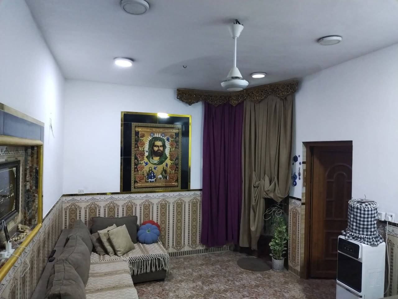 السلام عليكم بيت طابو زراعي سند 25  مساحه 70 متر الواجهه 10×7 كامل بدون نقص عدا الواجهه طابوق يحتوي في الطابق الارضي على استقبال كبيره مع مطبخ وهول مع خدمات عدد2 وترك خلفي والطابق الثاني يحتوي على غرفتين سويتات ودرج للسطح الثاني وبيتونه. وللعلم يحتوي على خطين كهرباء وطني وخطين ماء اساله. العنوان الدوره ابو دشير شارع حسينية الثقلين قريب جدا من الطابو. للاستفسار الاتصال على الهاتف ***********
