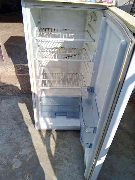 ثلاجه.14 قدم  شغاله كل عيب مابيه. بل الشرط.  السعر 100 الف وبيهة 
*********** 
***********
