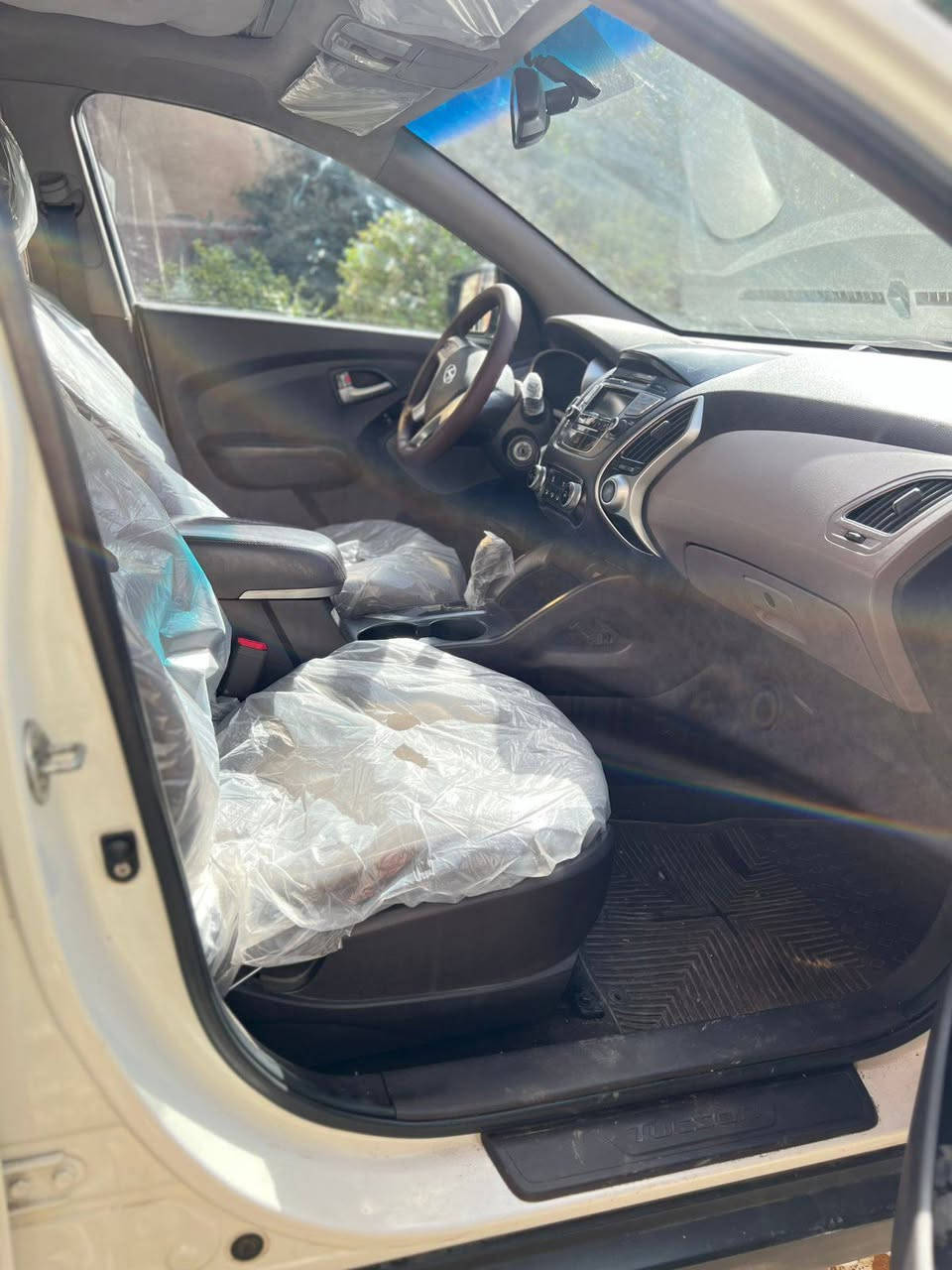 السلام عليكم
توكسان 2012 خليجية بانوراما السيارة مكفولة من الصبغ بيها رصعة وحدة فقط تبريد كير مكينة صدر كله جديد السيارة على وضع الشركة ماشية لسبير مالتها ما نازل كتلوكات ماشية (135) بال120 ادك جرص بأسمي السيارة تحويل ثاني يوم مكانها بغداد البياع السعر المطلوب (143) 
رقم الهاتف ***********
