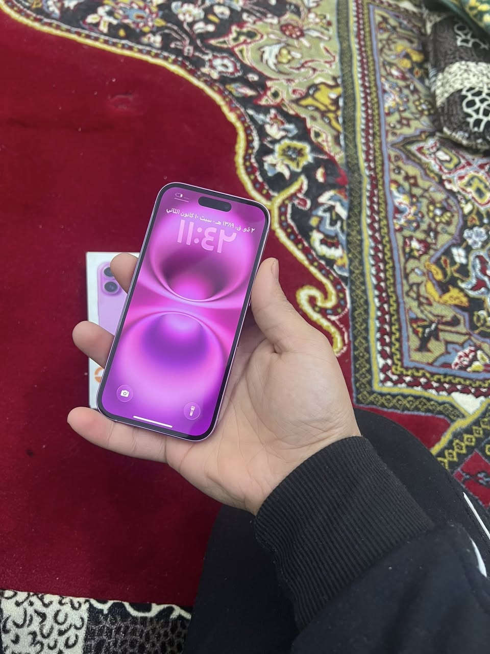 ايفون 16 العادي
ذاكرة:128 بطارية:93 دبل سيم وياه كارتون
جديد طك وبعده داخل الضمان وحاسبه نورمال 
السعر:795وبي مجال بسيط
***********
***********
